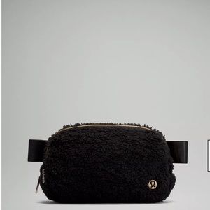 NWT Lululemon black belt bag 1L Sherpa fleece